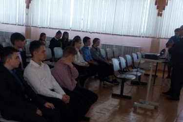 Школьники слушают о войне 